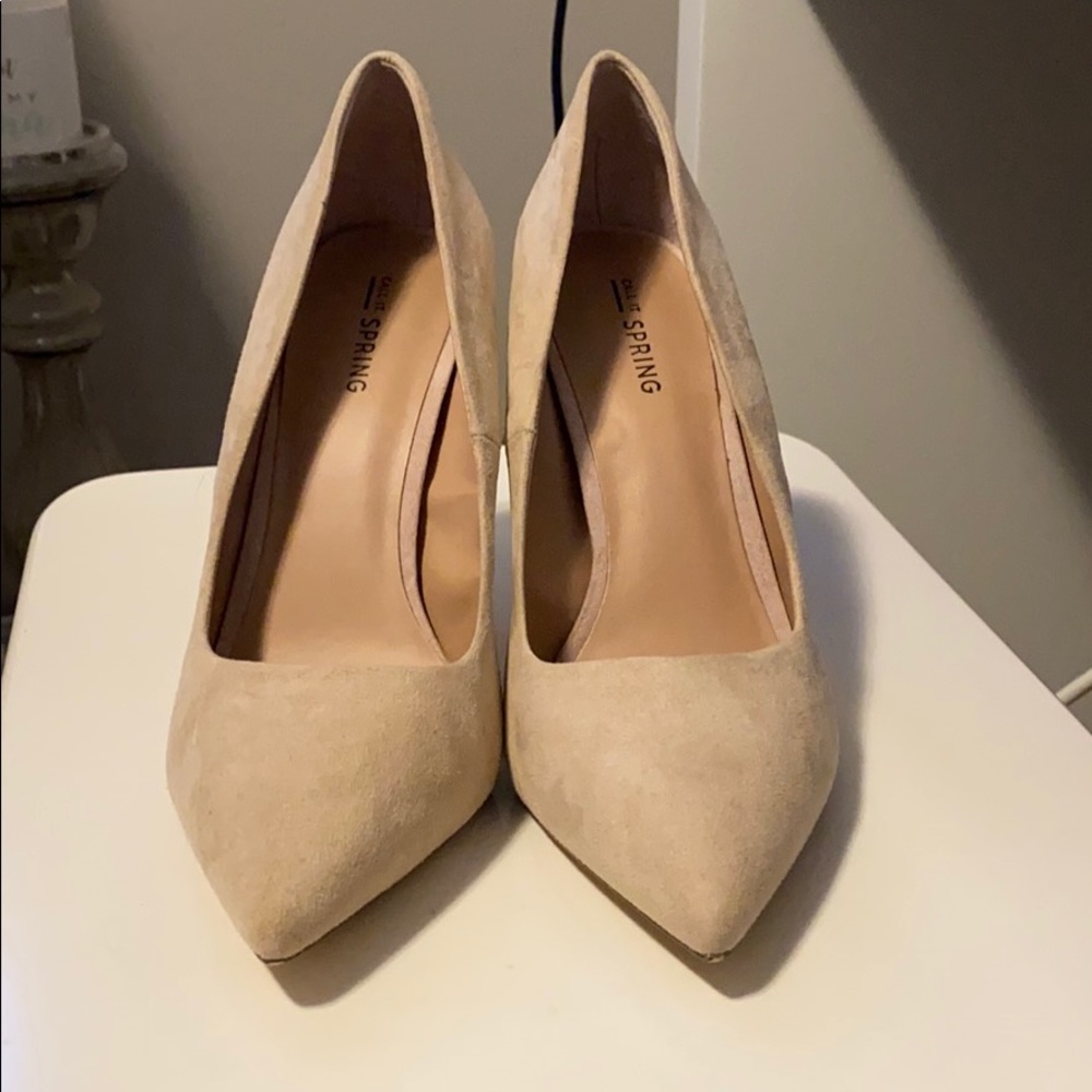 Beige pointy toe heels